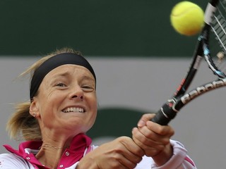 Zuzana Kučová odvracia loptičku Francúzke Razzanovej v 2. kole dvojhry na Roland Garros v Paríži 29. mája 2013.