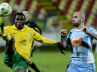 Róbert Vittek a vľavo Ernest Mabouka (Žilina).