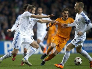 Christiano Ronaldo (v oranžovom) a hráči Kodane Lars Jacobsen a Olof Mellberg (vľavo).