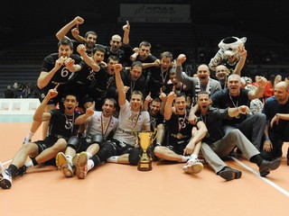 Volley Team oslavoval na jar titul a aj Slovenský pohár. Od začiatku mal veľké ambície. Chcel hrať v Lige majstrov.