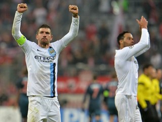 Hráč City Aleksandar Kolarov (vľavo) oslavuje triumf v Mníchove.
