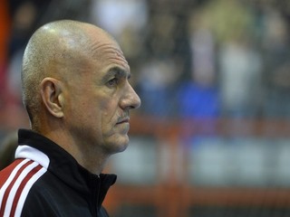 Tréner Zoltán Heister sleduje svojich zverencov v kvalifikačnom zápase Slovensko - Cyprus.