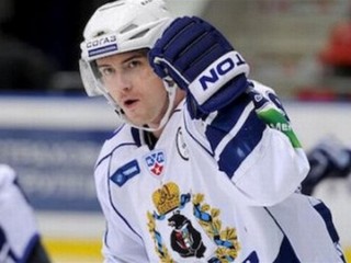 S klubom chcú pre chýbajúce financie rozviazať kontrakty aj Alexej Murygin a Jan Muršak. Na fotke je český hokejista Jakub Petružálek.