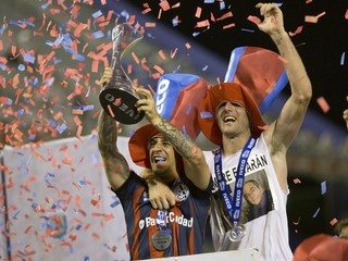 Leonardo Romagnoli (vľavo) oslavuje titul San Lorenza.