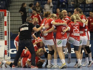 Dánske hádzanárky sa radujú po víťazstve nad Čiernou Horou v osemfinálom zápase majstrovstiev sveta v hádzanej žien v Belehrade.