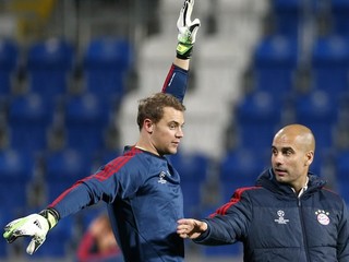 Manuel Neuer (vľavo) z Bayernu Mníchov a tréner Pep Guardiola.
