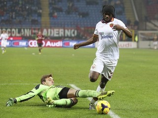 Útočníka AS Rím Gervinha fauluje brankár AC Miláno Gabriel Ferreira. Z jedenástky následne skóroval Strootman.