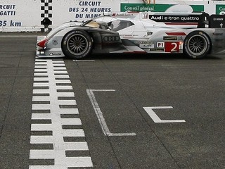 Víťazmi posledných pretekov 24 hodín Le Mans, poznačených smrťou dánskeho jazdca Allana Simonsena, sa po 348 kolách stala posádka Audi Tom Kristensen (Dán.), Allan McNish (V.Brit.) a Loic Duval (Fr.).