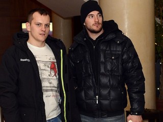 Reprezentační nováčikovia, vľavo obranca Peter Hraško a vpravo brankár Marek Čiliak pred odchodom na turnaj Arosa Challenge 2013 do Švajčiarska.