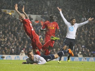 Futbalista Tottenhamu Paulinho (vpravo) sa dožaduje penalty po zákroku Slováka Martina Škrtela na Roberta Soldada.