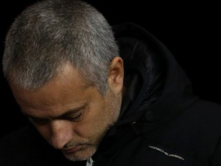 Tréner FC Chelsea Jose Mourinho je pod tlakom.