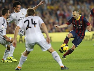 Iniesta v súboji s hráčmi Realu.