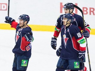 Zľava: Hráči Slovana Milan Bartovič, Miroslav Šatan a Vladimír Mihalik počas zápasu Slovan - Atlant Mytišči.