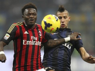 Sulley Muntari (vľavo) a Saphir Taider z Interu.