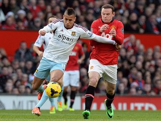 Ravel Morrison (vľavo) z West Hamu a Wayne Rooney.