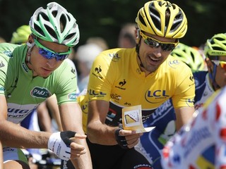 Sagan v zelenom a Cancellara v žltom tričku počas Tour de France 2012.