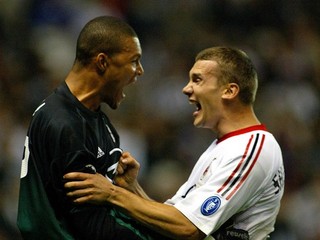 Brankár AC Milána Dida (vľavo) oslavuje so spoluhráčom Andrijom Ševčenkom víťazstvo ich tímu po pokutových kopoch po predĺžení zápasu s Juventusom Turín vo finále Ligy majstrov v Manchestri 28.mája 2003.