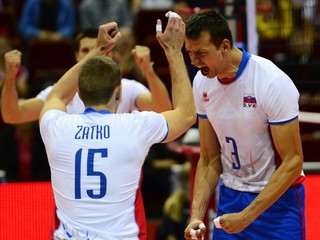 Zápas osemfinále Rusko - Slovensko na ME mužov vo volejbale v poľskom Gdańsku 24. septembra 2013. Na snímke po úspešnom smeči vpravo Emanuel Kohút a vľavo Juraj Zaťko.