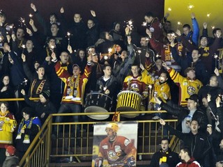 Fanúšikovia Dukly Trenčín počas zápasu 34. kola extraligy s Nitrou.