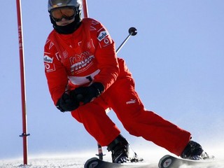 V nemocnici v Grenobli bojuje o život bývalý pilot F1 Michael Schumacher. Takto lyžoval v roku 2006.