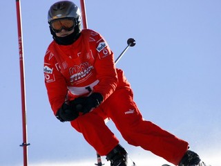 Legenda F1 Michael Schumacher utrpel ťažké zranenia po páde na lyžiach, leží v nemocnici v kritickom stave.