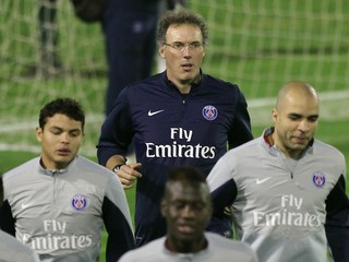 Tréner Parížu Saint Germain Laurent Blanc a jeho zverenci.