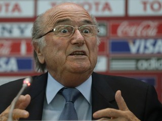 Blatter: Simulantov treba zdržať mimo hry dlhšie