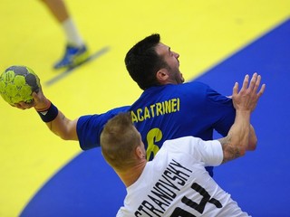 Martin Straňovský (vľavo) bráni počas kvalifikačného stretnutia o postup na MS 2015 Rumunsko - Slovensko v Bukurešti.