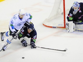 Zľava: Brandon Bochenski z Astany, Andrej Šťastný zo Slovana a brankár Jaroslav Janus zo Slovana.