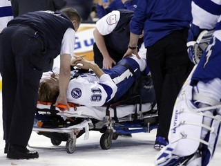 Stamkosa vyniesli so zlomenou nohou na nosidlách.