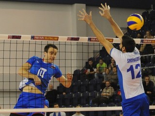 Na snímke kapitán slovenských volejbalistov Tomáš Kmeť (vľavo) smečuje, bráni Nikolaos Smaragdis.