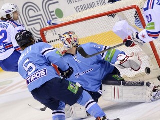 Arťom Panarin dal takto 4. decembra gól aj brankárovi Slovana Janusovi.