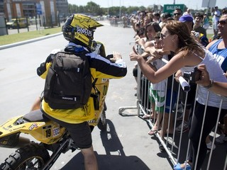 Slovenský pretekár Štefan Svitko sa víta s fanúšikmi po technickej kontrole pred štartom 36. ročníka Rely Dakar v argentínskom Rosariu.