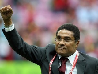 Takto Eusébio mával priaznivcom pred zápasom Portugalska na európskom šampionáte 2008.