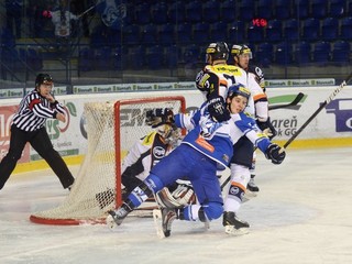 Samuel Mlynarovič z HK Poprad (v popredí) po strelení gólu proti Košiciam.