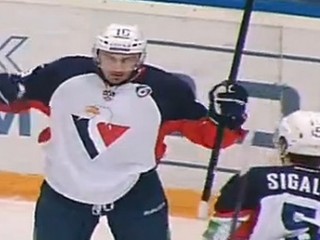 Šatanov gól v oslabení: obkorčuľoval bránku a skóroval do prázdnej