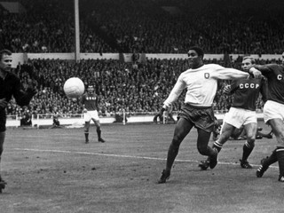 Eusébio da Silva Ferreira (v bielom) 5. januára 2014 zomrel.