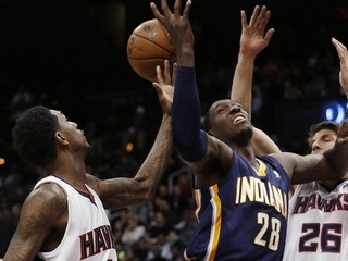 Ian Mahinmi z tímu Indiana Pacers (28) medzi hráčmi tímu Atlanta Hawks Kyleom Korverom (26) a Louisom Williamsom.