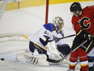Jaroslav Halák a Lee Stempniak z Calgary.