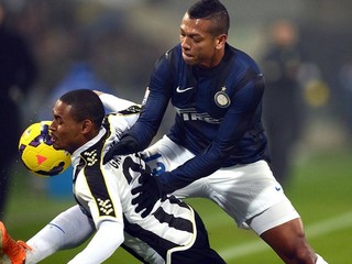 Fredy Guarin z Interu (vpravo) a Antunes Da Silva z Udinese v súboji.