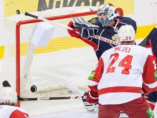 Hráč Podolsku Branislav Mezei (vpredu) a brankár Slovana Miroslav Kopřiva (vzadu).