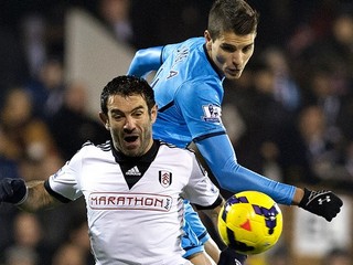 Erik Lamela (v modrom) v súboji o loptu s Karagounisom z Fulhamu.