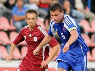 V roku 2011 v modrom drese Filip Kiss ako kapitán slovenskej futbalovej reprezentácie do 21 rokov.