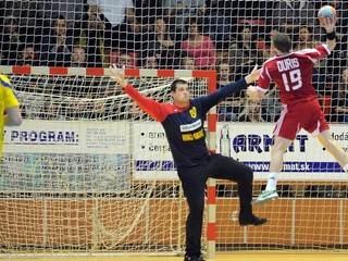 Slovák Ľubomír Ďuriš (vpravo) a brankár Adrian Irimus z Rumunska (v strede) počas zápasu Slovensko - Rumunsko.