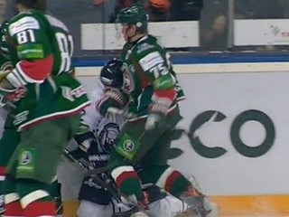 Rus narazil v KHL kľaciaceho hráča, dostal stop na 11 zápasov