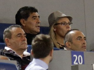 Maradona (vľavo hore) sleduje zápas AS Rím - Neapol.