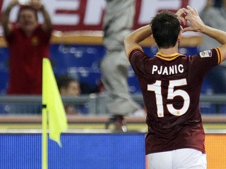 Bosniak Miralem Pjanič oslavuje gól.