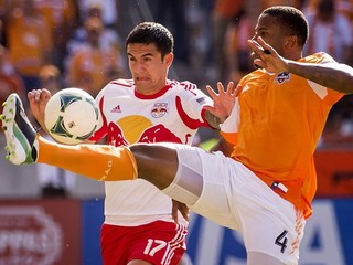 Tim Cahill (vľavo).