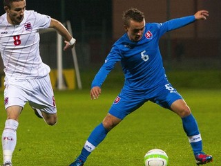 Stanislav Lobotka (vpravo) počas kvalifikačného zápasu o postup na ME 2015 Slovensko "21" - Luxembursko "21".