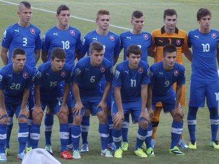 Futbalisti slovenskej reprezentácie do 17 rokov pózujú pred zápasom proti Hondurasu.
